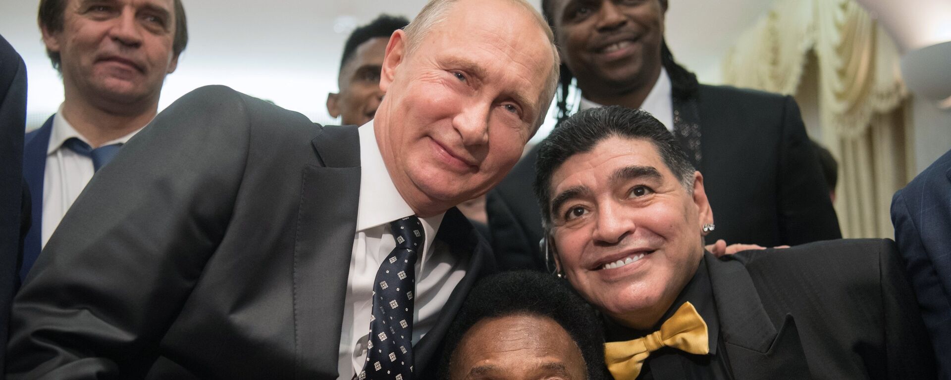 Predsednik Rusije Vladimir Putin sa fudbalskim zvezdama Dijegom Maradonom i Peleom - Sputnik Srbija, 1920, 22.12.2022