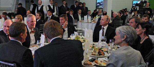 Владимир Путин и Мајкл Флин у телевизији РТ - Sputnik Србија