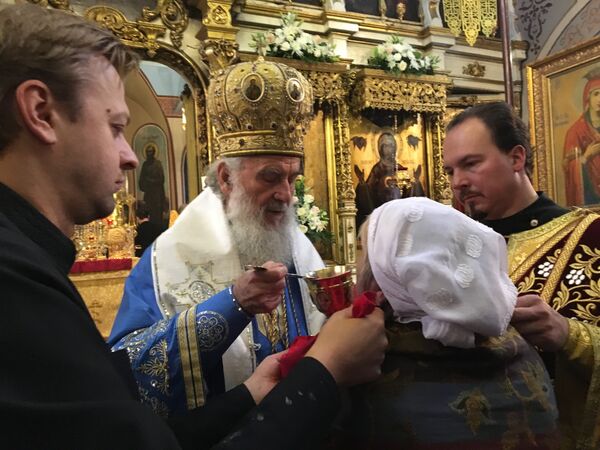 Patrijarh srpski Irinej i vladika Antonije pričestili su vernike u Crkvi apostola Petra i Pavla u Moskvi. Patrijarh srpski Irinej i vladika Antonije pričestili su vernike u Crkvi apostola Petra i Pavla u Moskvi. - Sputnik Srbija