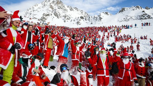 Ljudi maskirani kao Deda Mrazevi u švajcarskom skijalištu Verbije - Sputnik Srbija