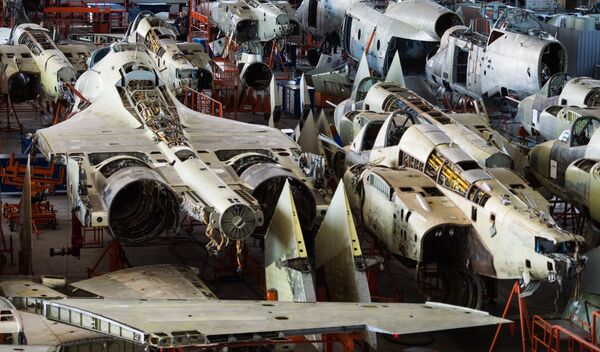 Део погона у Белорусији у коме се врши демонтажа авиона и скидање лакова и боја пре новог фарбања. - Sputnik Србија