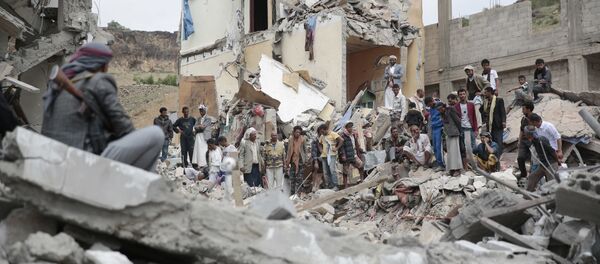 Рушевине у Сани, у Јемену, након саудијских ваздушних напада Рушевине у Сани, у Јемену, након саудијских ваздушних напада - Sputnik Србија