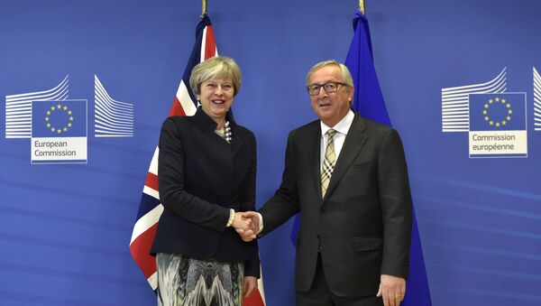 Британска премијерка Тереза Меји и председник Европске комисије Жан Клод Јункер. - Sputnik Србија