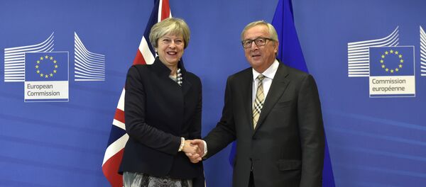 Британска премијерка Тереза Меји и председник Европске комисије Жан Клод Јункер. Британска премијерка Тереза Меји и председник Европске комисије Жан Клод Јункер. - Sputnik Србија