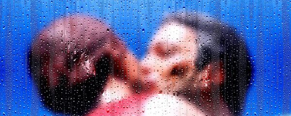 Мушкарац и жена љубе се док киша пада на прозор - Sputnik Србија