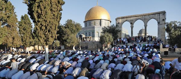 Palestinski muslimani u vreme molitve u džamiji Aksa u Jerusalimu - Sputnik Srbija