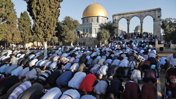 Palestinski muslimani u vreme molitve u džamiji Aksa u Jerusalimu - Sputnik Srbija