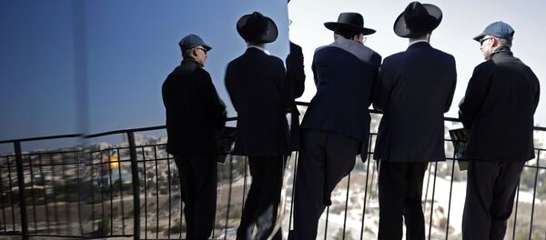 Јевреји на видиковцу са ког се простире поглед на Јерусалим Јевреји на видиковцу са ког се простире поглед на Јерусалим - Sputnik Србија