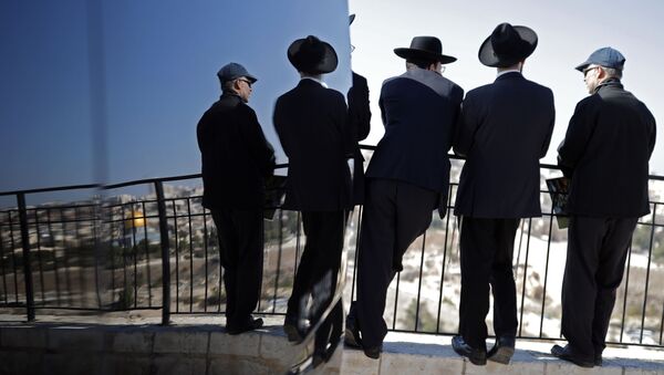 Jevreji na vidikovcu sa kog se prostire pogled na Jerusalim - Sputnik Srbija