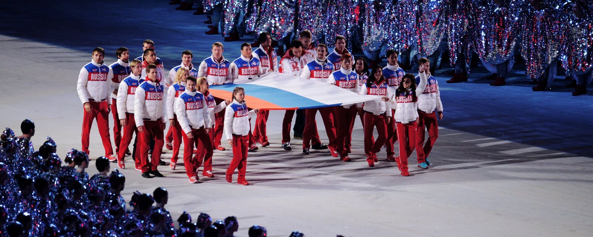 Руски спортисти носе националну заставу на церемонији затварања XXII Зимских олимпијских игара у Сочију - Sputnik Србија, 1920, 14.08.2022