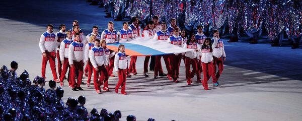 Ruski sportisti nose nacionalnu zastavu na ceremoniji zatvaranja XXII Zimskih olimpijskih igara u Sočiju Ruski sportisti nose nacionalnu zastavu na ceremoniji zatvaranja XXII Zimskih olimpijskih igara u Sočiju - Sputnik Srbija