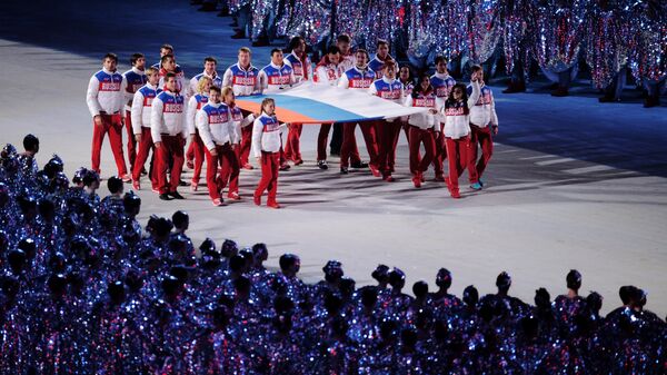 Ruski sportisti nose nacionalnu zastavu na ceremoniji zatvaranja XXII Zimskih olimpijskih igara u Sočiju - Sputnik Srbija