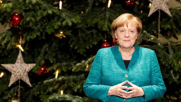 Nemačka kancelarka Angela Merkel ispred novogodišnje jelke - Sputnik Srbija