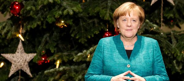Nemačka kancelarka Angela Merkel ispred novogodišnje jelke - Sputnik Srbija
