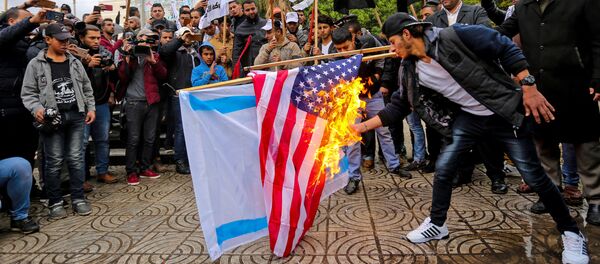 Palestinci pale zastave SAD i Izraela u Gazi Palestinci pale zastave SAD i Izraela u Gazi - Sputnik Srbija