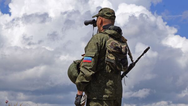 Военнослужащий Народной милиции ЛНР на позициях у линии соприкосновения в Донбассе - Sputnik Србија