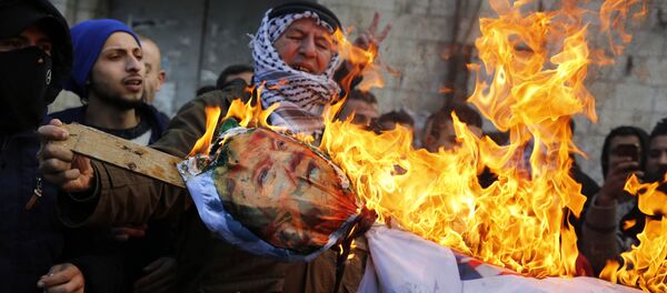 Palestinci pale lutku sa likom američkog predsednika Donalda Trampa nakon odluke o priznavanju Jerusalima za prestonicu Izraela - Sputnik Srbija