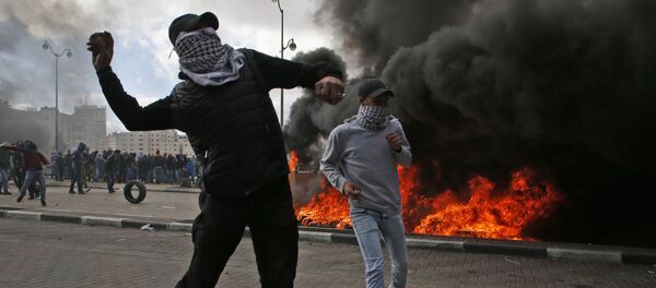 Палестински демонстранти у сукобу са израелском полицијом након одлуке председника САД Доналда Трампа да призна Јерусалим за престоницу Израела - Sputnik Србија