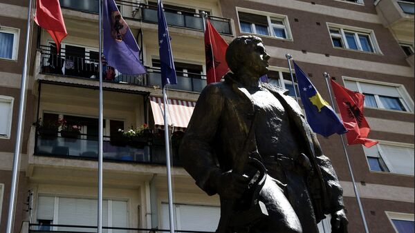 Zastave Albanije, Kosovo i EU pored spomenika borcu OVK u Prištini. - Sputnik Srbija