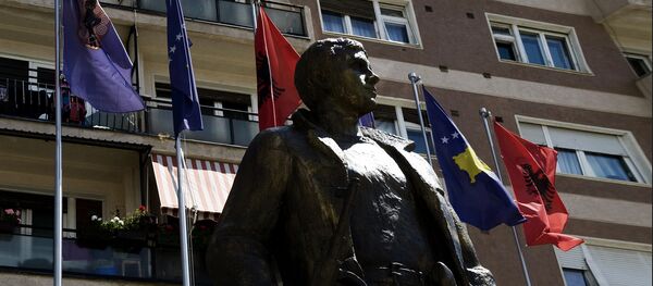 Заставе Албаније, Косово и ЕУ поред споменика борцу ОВК у Приштини. - Sputnik Србија