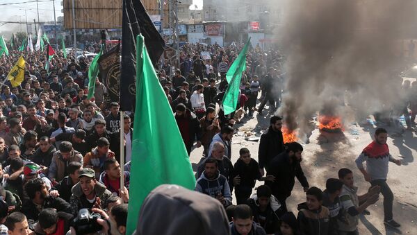Палестинци пале гуме током демонстрација у Појасу Газе - Sputnik Србија