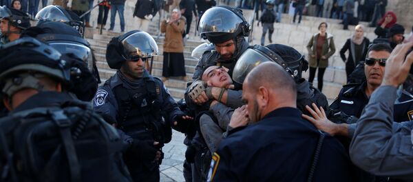 Policija Izarela u sukobu sa Palesticnima u Jerusalimu Policija Izarela u sukobu sa Palesticnima u Jerusalimu - Sputnik Srbija