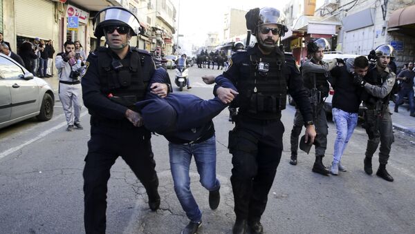 Izraelska policija u Jerusalimu hapsi Palestince na protestima protiv odluke američkog predsednika Donalda Trampa da prizna Jerusalim za glavni grad Izraela - Sputnik Srbija