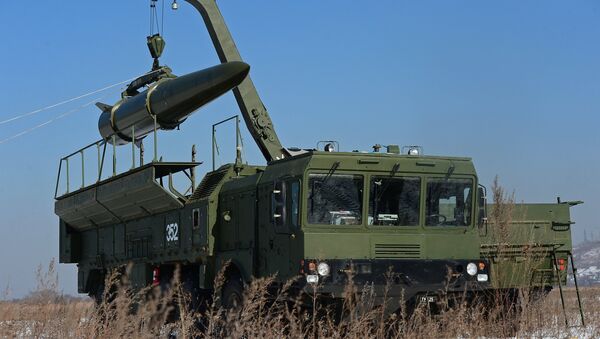 Postavljanje rakete na samohodni lanser operativno-taktičkog raketnog sistema Iskander M na vojnoj vežbi u Primorskom kraju - Sputnik Srbija