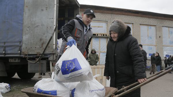 Жена прима хуманитарну помоћ ЕУ у Семјоновки у Источној Украјини - Sputnik Србија