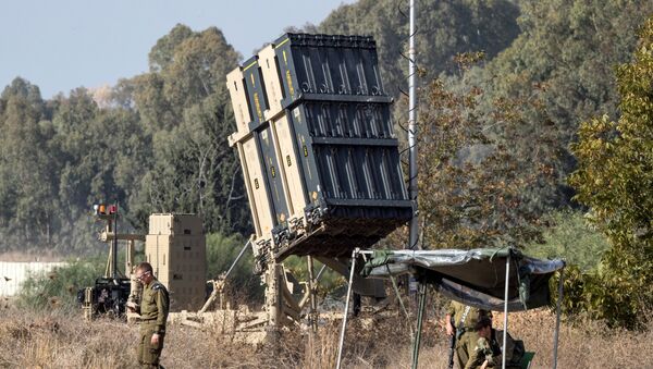 Израелски војници стоје поред одбрамбеног система Iron Domе - Sputnik Србија