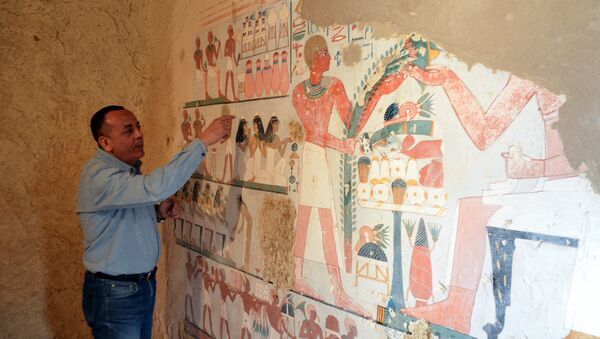 Direktor Antikviteta Luksora Mustafa el Vaziri pokazuje egipatski mural pronađen u Luksoru - Sputnik Srbija