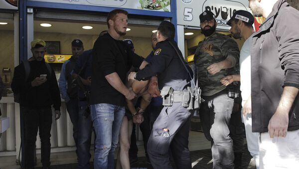Izraelski policajci drže osumnjičenog za napad nožem u Jerusalimu - Sputnik Srbija