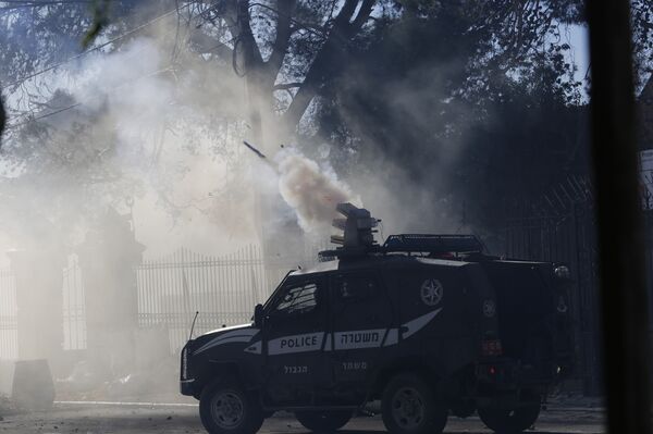 Izraelska policija baca suzavac na palestinske demonstrante u Vitlejemu Izraelska policija baca suzavac na palestinske demonstrante u Vitlejemu - Sputnik Srbija