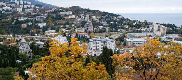 Поглед на град Јалту. Јесен на Криму Поглед на град Јалту. Јесен на Криму - Sputnik Србија
