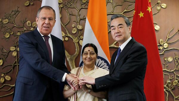 Ministri spoljnih poslova Rusije, Indije i Kine, Sergej Lavrov, Sušma Svaradž i Vang Ji na sastanku u Nju Delhiju - Sputnik Srbija
