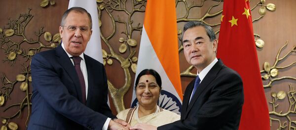 Министри спољних послова Русије, Индије и Кине, Сергеј Лавров, Сушма Свараџ и Ванг Ји на састанку у Њу Делхију - Sputnik Србија