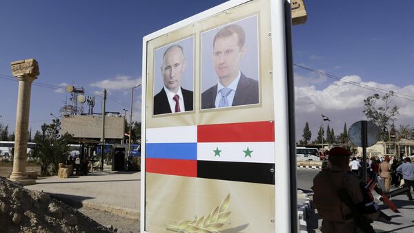Posteri sa likovima predsednika Rusije i Sirije, Vladimira Putina i Bašara Asada u Palmiri - Sputnik Srbija