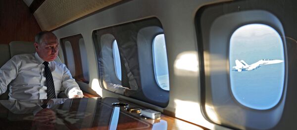 Predsednik Rusije Vladimir Putin u avionu - Sputnik Srbija