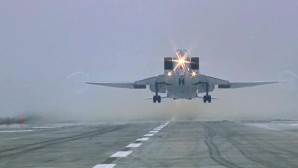 Бомбардер Ту-22М3 слеће на аеродром - Sputnik Србија