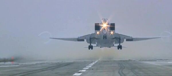Bombarder Tu-22M3 sleće na aerodrom Bombarder Tu-22M3 sleće na aerodrom - Sputnik Srbija