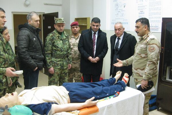 Ataše u Ambasadi Republike Iraka u Beogradu Ahmed Gadhban i komandant Centra za obuku logistike pukovnik Dragan Ljubić na kursu u Nišu Ataše u Ambasadi Republike Iraka u Beogradu Ahmed Gadhban i komandant Centra za obuku logistike pukovnik Dragan Ljubić na kursu u Nišu - Sputnik Srbija