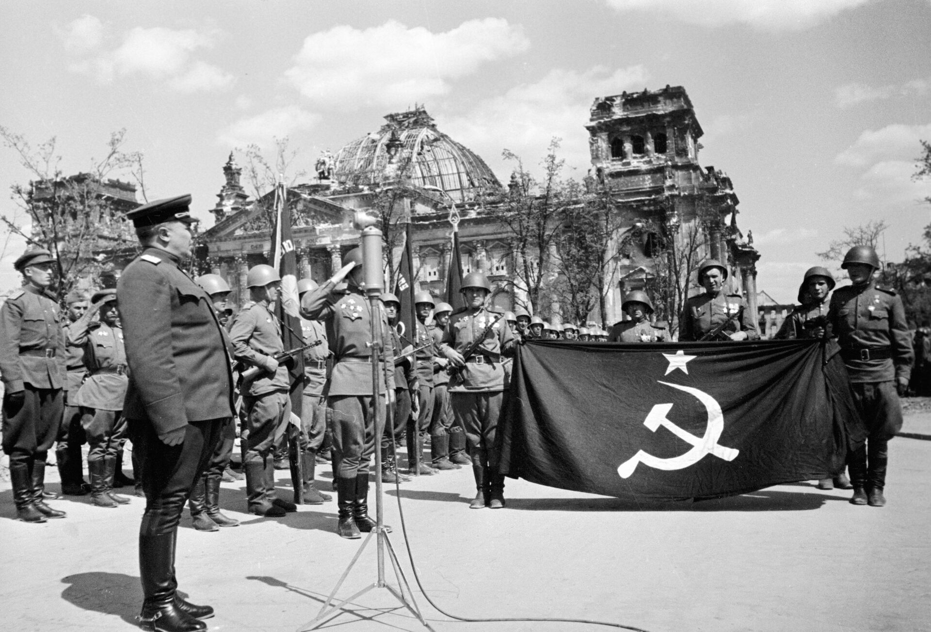 Берлин 5 мая какой год. Знамя Победы 1945 года в Берлине. 20 Июня 1945 года в Москву из Берлина доставлено Знамя Победы. Берлин 1945 красное Знамя.
