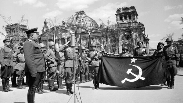 Совјетски војници у Берлину - Sputnik Србија