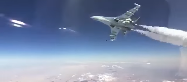 Ledi se krv u žilama: Kako je Su-35 proleteo na metar od Su-30 (video) - Sputnik Srbija