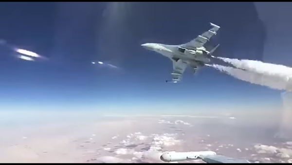 Ledi se krv u žilama: Kako je Su-35 proleteo na metar od Su-30 (video) - Sputnik Srbija