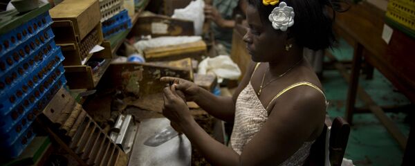 Radnica u fabrici cigara u Havani - Sputnik Srbija