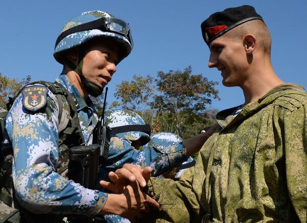 Кинески и руски војник на вежби „Безбедност ваздушног простора 2017“ у Пекингу. - Sputnik Србија