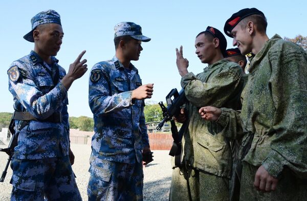 Језик није проблем - дружење кинеских и руских војника на вежби Безбедност ваздушног простора 2017 - Sputnik Србија