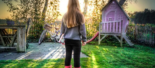 Devojčica u dvorištu - Sputnik Srbija