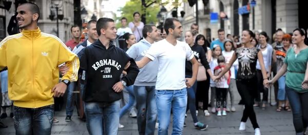 Играње кола у Кнез Михаиловој улици Играње кола у Кнез Михаиловој улици - Sputnik Србија